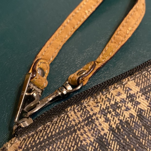 💫 Tignanello Wristlet - Picture 5 of 14